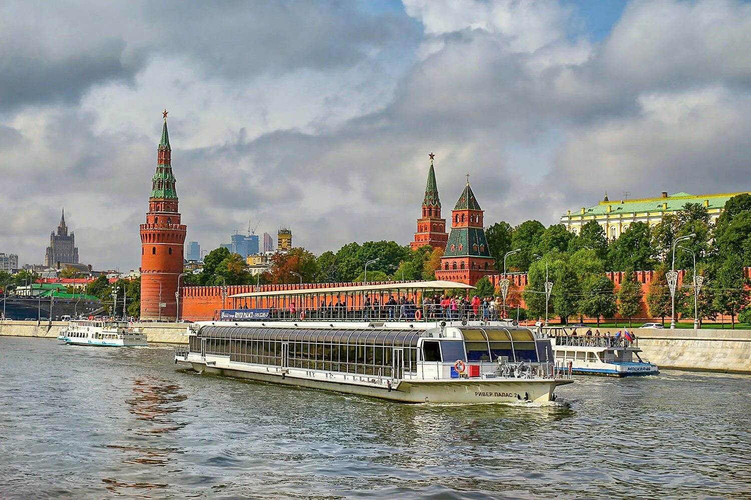 Корабль Ривер Палас Москва. Ривер Палас теплоход. Теплоход по Москве реке Ривер Палас. Ривер флотилия теплоход. Реки москвы 2 класс