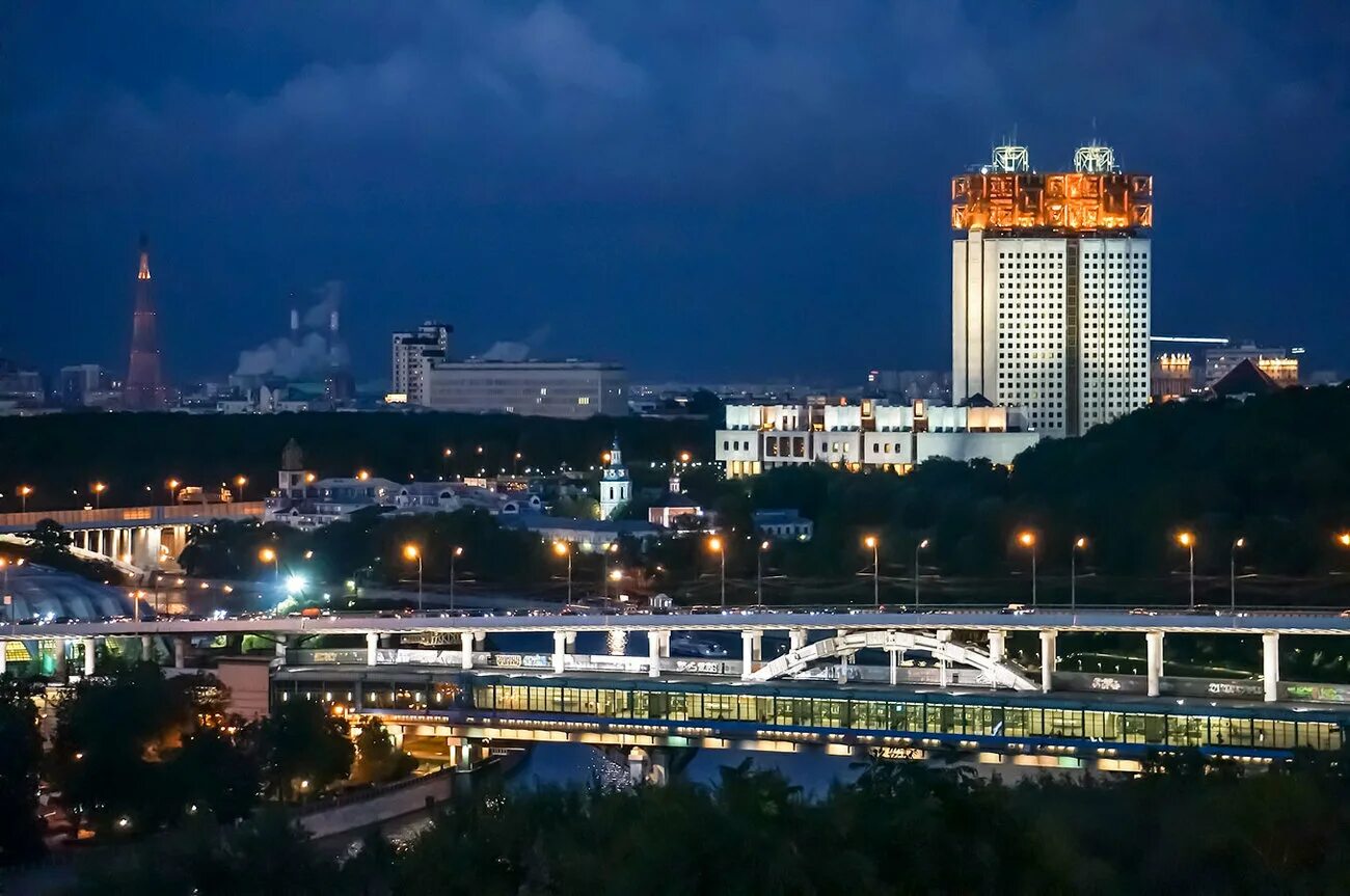 Воробьевы горы москва площадка. Москва Воробьевы горы. Воробьёвы горы Москва смотровая. Воробьевы горы вид на Москву. Смотровая площадка Воробьевы горы.