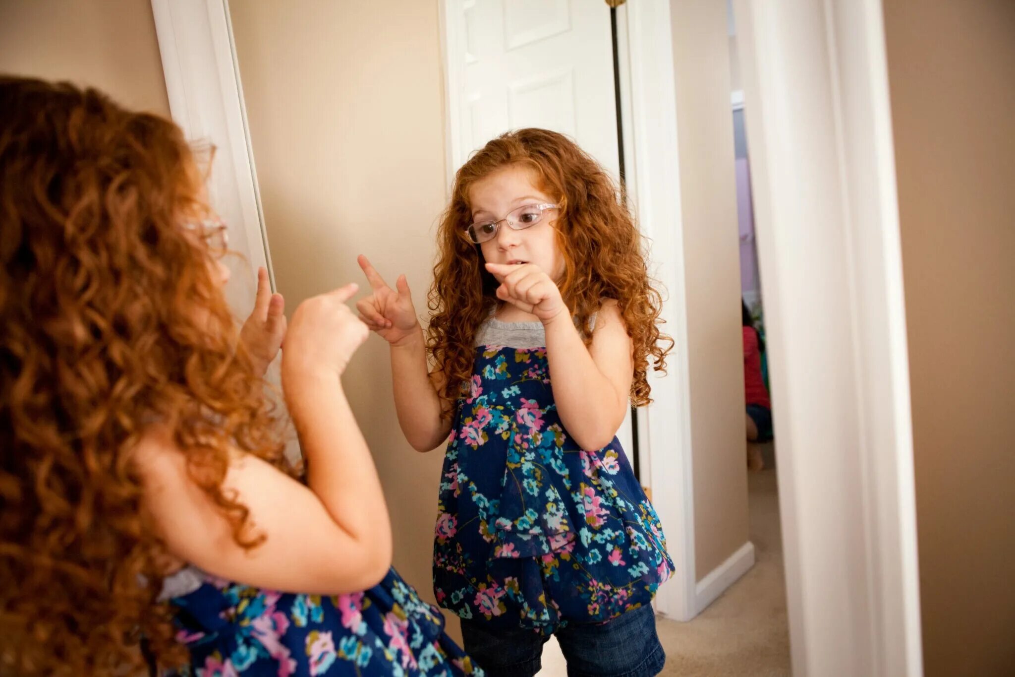 Говорю сама с собой вслух. Ребенок перед зеркалом. Зеркало для детей. Кривляться перед зеркалом. Девочка в зеркале.
