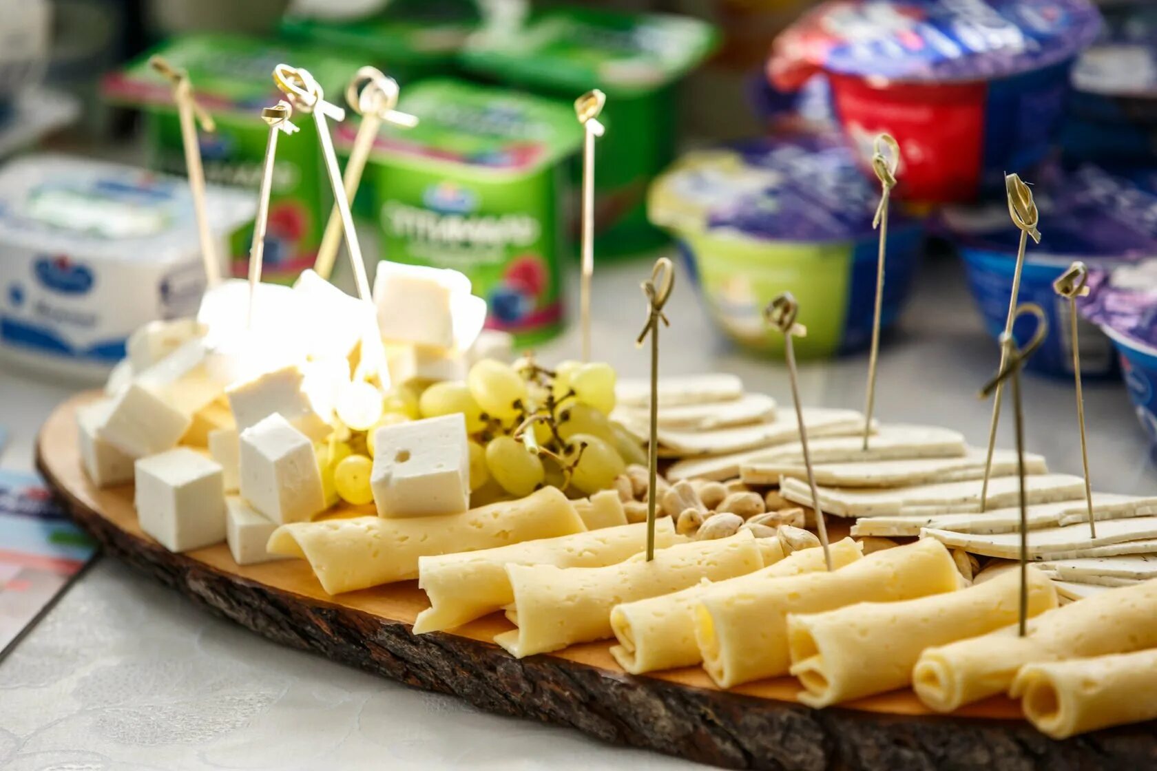 закуски на шпажках с сыром. как сделать на шпажках сыр. канапе фета маслины черри. канапе с сыром дор блю. как сделать на шпажках сыр.