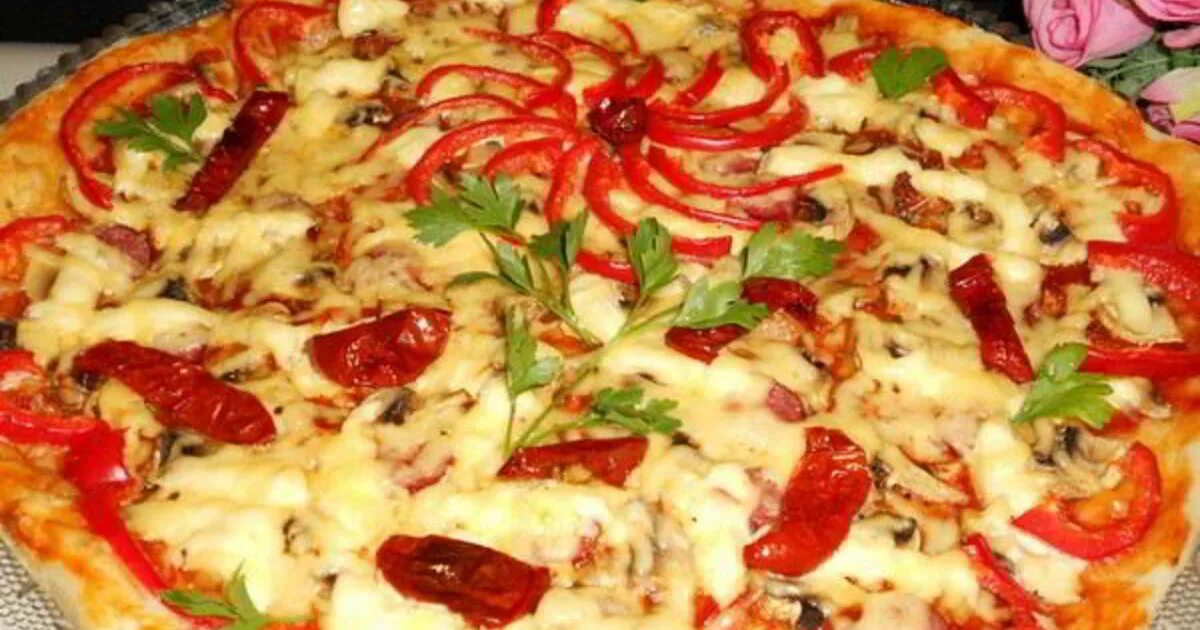 Домашняя пицца без колбасы. Пицца с салями и помидорами. Пицца с колбасой. Пицца колбаса сыр помидоры. Пицца с копченой колбасой.