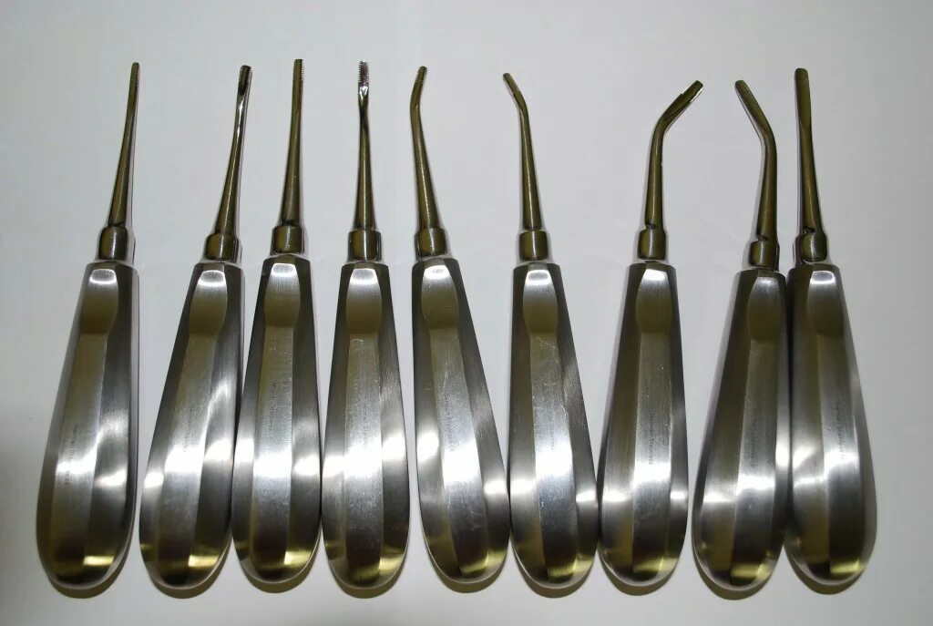 Элеватор корневой стоматологический. Инструмент для вырывания зубов. Инструмент для выдирания зубов. Каким инструментом удаляют зубы. Инструмент для удаления зубов в стоматологии.