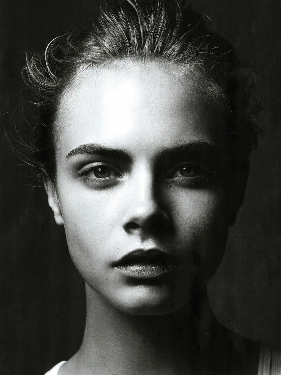 Белый портрет. Cara Delevingne портрет. Portrait Кара Дельвин. Кара Делевинь чб. Кара Делевинь снепы.
