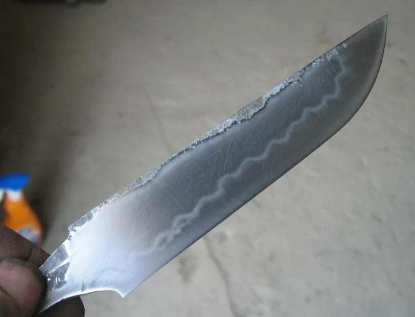 Зонная закалка клинка. Закаленная сталь нож. Травление на ноже. Нож из закаленной стали.