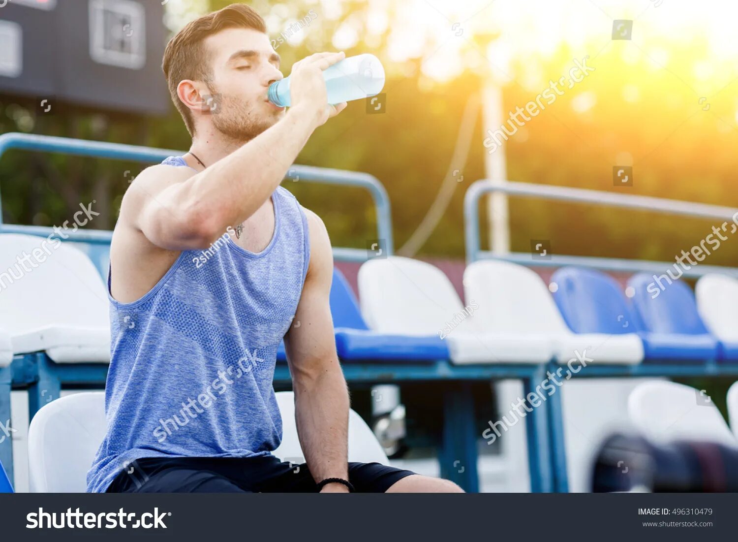 Спортсмен пьет воду. Спортивные напитки с электролитами. Какие напитки спортсменов. Спортивные энергетические напитки. Напитки для спортсменов.