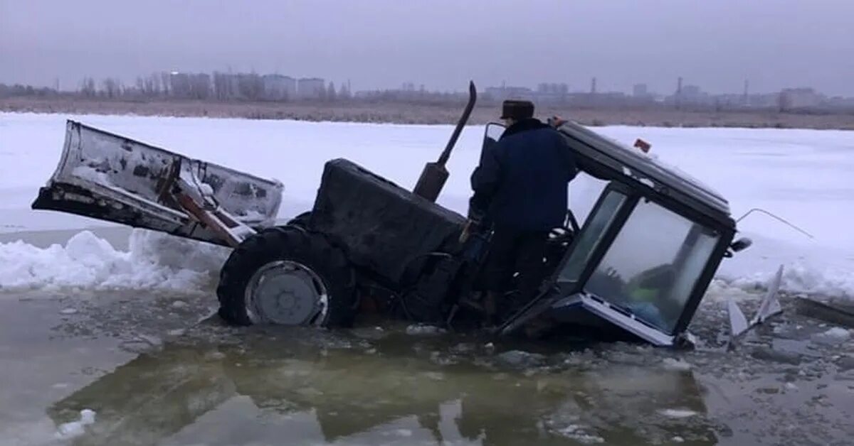 Озерах водителем. Трактор провалился под лед. Трактор утонул. Утопили трактор. Трактор провалился.