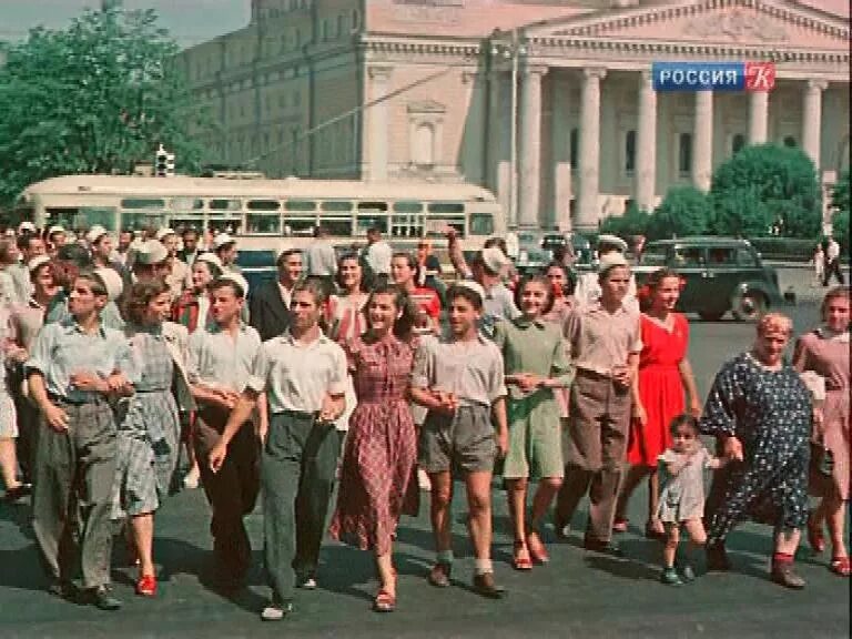 Советский человек и гражданин ссср. Советские люди. Радостные советские люди. Послевоенная Москва в цвете. Счастливые советские люди.