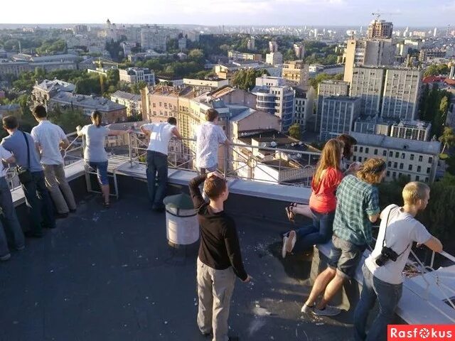 Открытая крыша на киевской. Крыша roof place санкт-петербург. Крыша новотель новослободская концерты. Тусовка на улице. Крыша новотель новослободская.