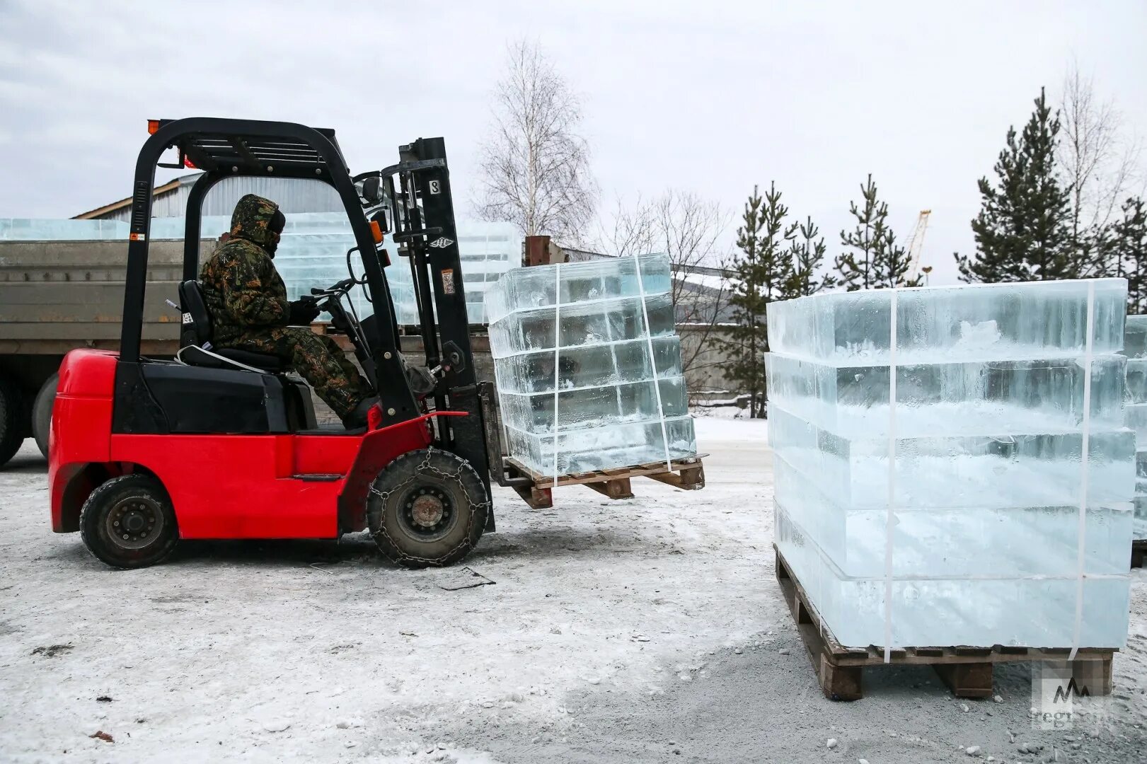 Термобокс для льда. Перевезти лед. Погрузка рыбы. Перевозка льда. Перевозка живой рыбы.