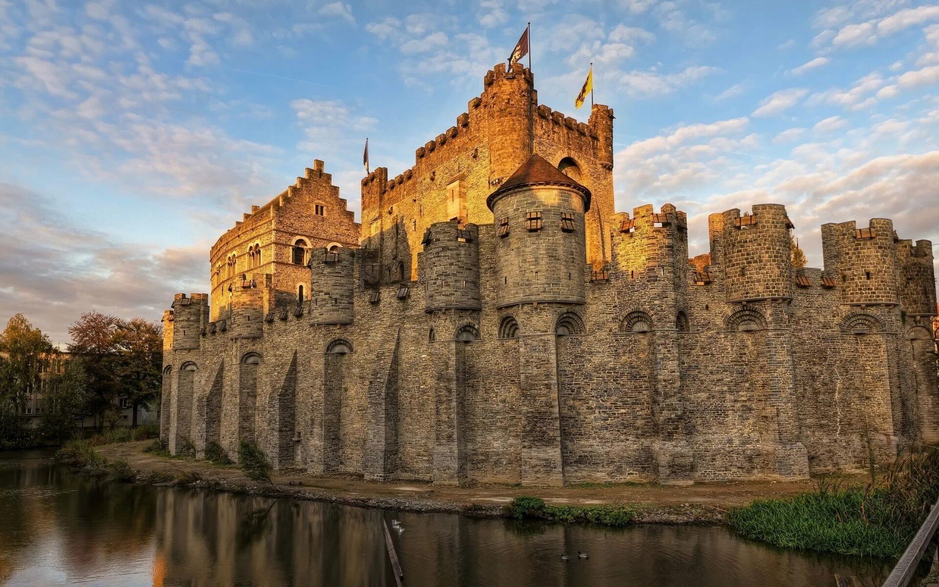 Известный средневековый замок. Замок Гравенстен (Гент). Замок Гравенстеен в Бельгии. Замок графов Фландрии Гент. Замок графов Фландрии Бельгия.