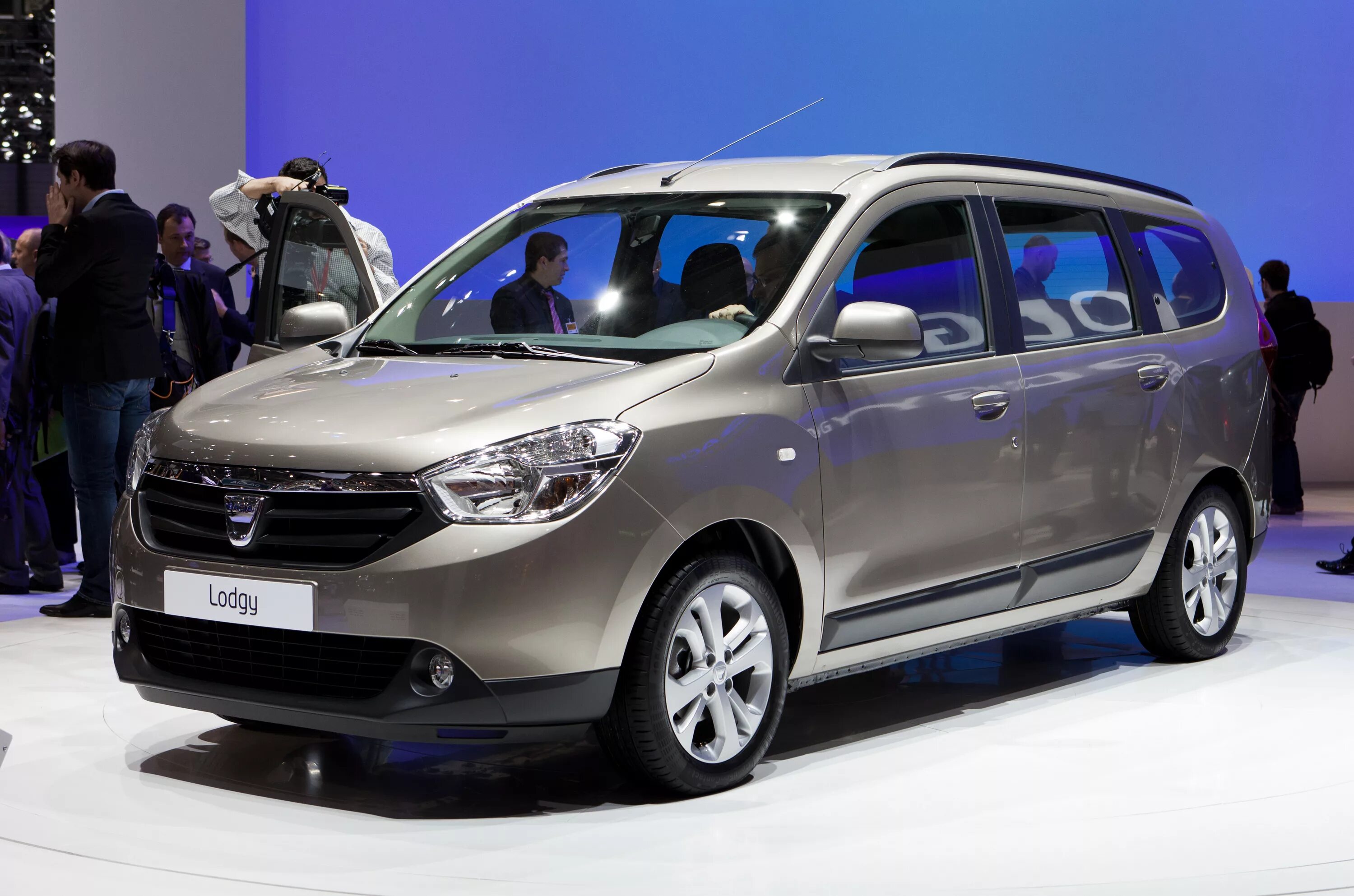 Лучшие автомобили 7 мест. Машина Dacia Lodgy. Минивэн Дачия лоджи. Dacia Lodgy 2013 универсал. Минивэн Дачия 7 местный.