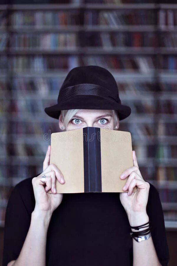 Лицо закрытое книгой. Девушка с книгой на лице. девушка закрывает лицо книгой. книжка с лицом.