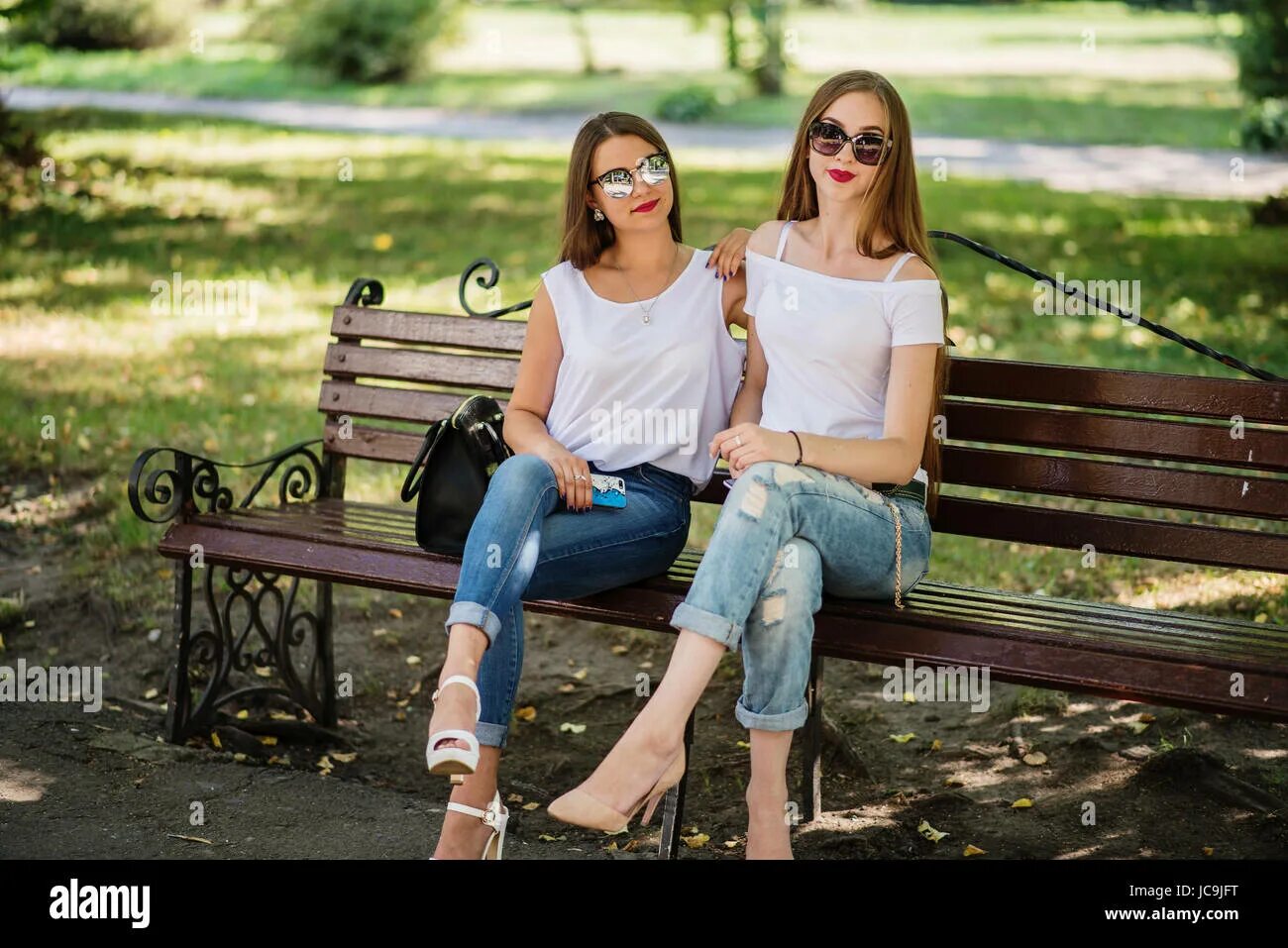 Дружба мальчика и девочки. Дети играют на пирсе. Две подруги сидят. Парень и девушка в кресле. T1one, зомб.