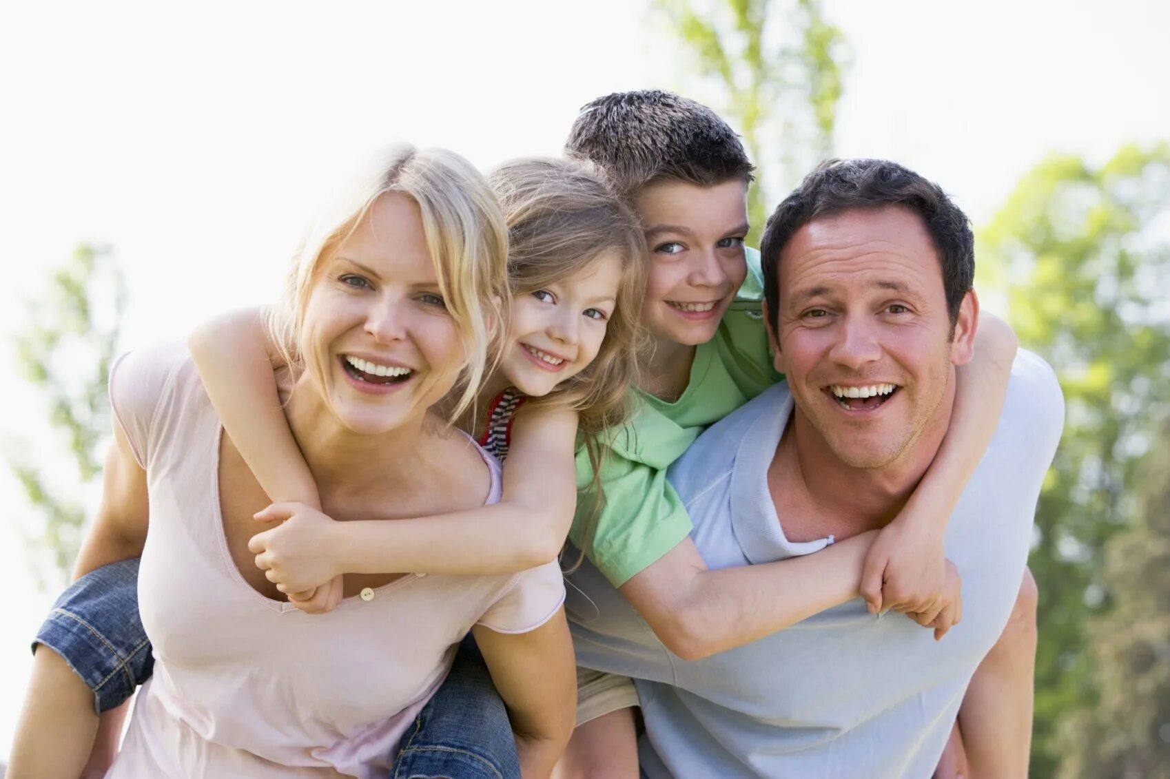 Семья на условиях мужа. Счастливая семья. Фотография семьи. Счастливая семья фото. Счастливые дети и взрослые.