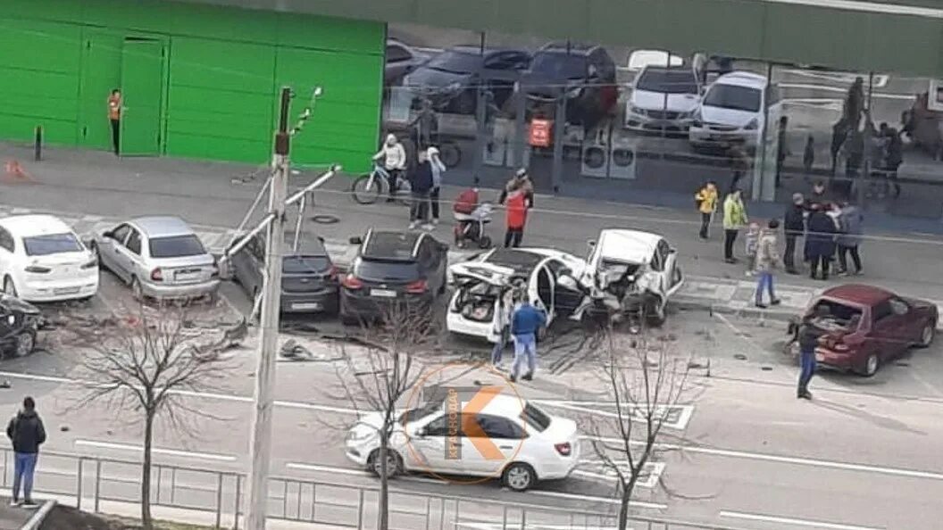 Девушка въехала в припаркованную машину. Разбили машину ночью на восточно-кругликовской в краснодаре. Краснодар дтп на парковке. Краснодар аварии седан. Авария краснодар приора.