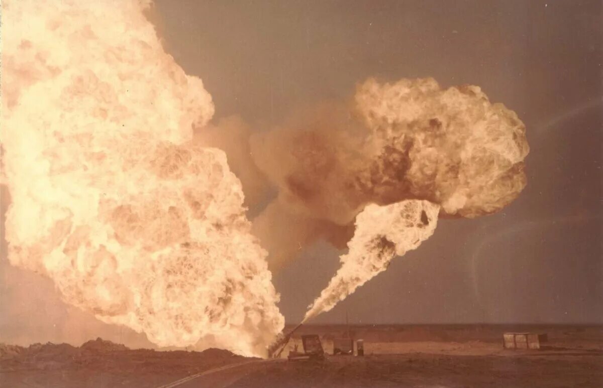 Море в котором горел сероводород. Нефтяной фонтан Тенгиз. Тенгиз 1985. Авария на скважине 37 Тенгиз.