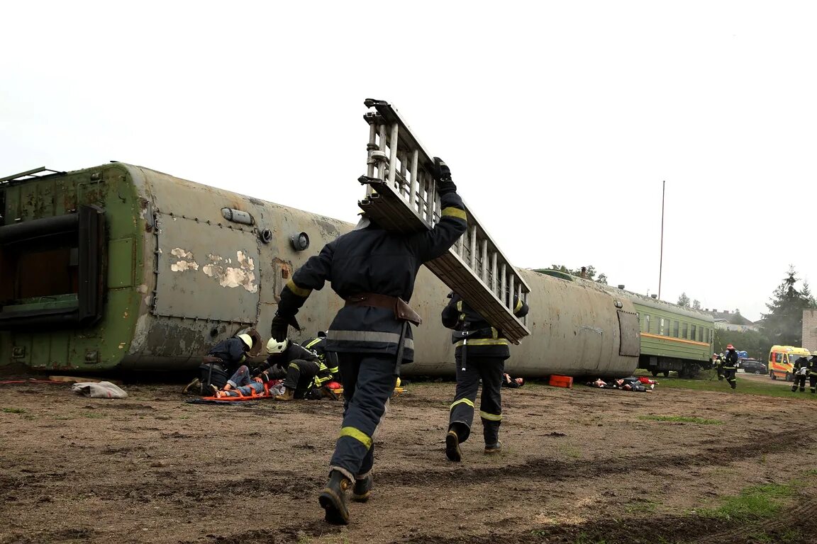 Будни пожарных. Профессия пожарный. Пожарник. Том идет в пожарные. Пожарные бегут вперед фотосессия.