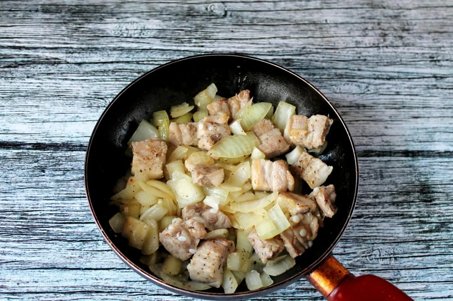 Жареное тесто с луком на сковороде. Мясо кусочками на сковороде с луком. Жареная свинина на сковороде с луком. Мясо жареное на сковороде с луком. Свинина жареная на сковороде кусочками с луком.