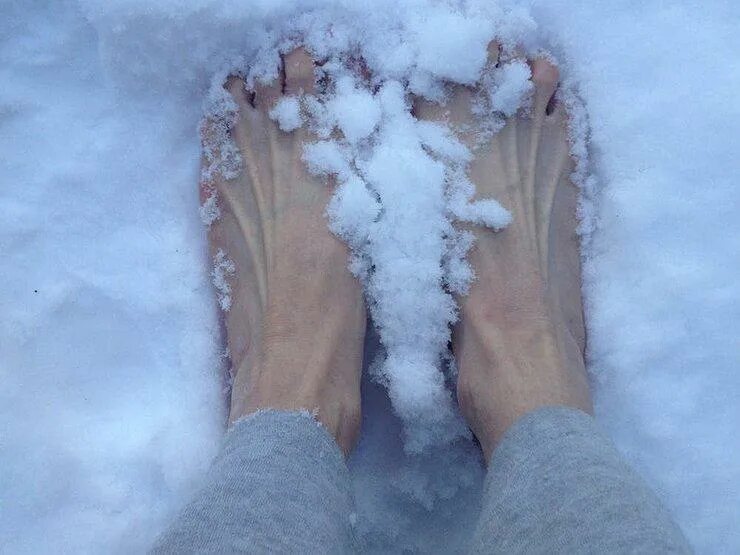 Холодное ноги почему тело. Ножки зимой. Ноги в снегу.