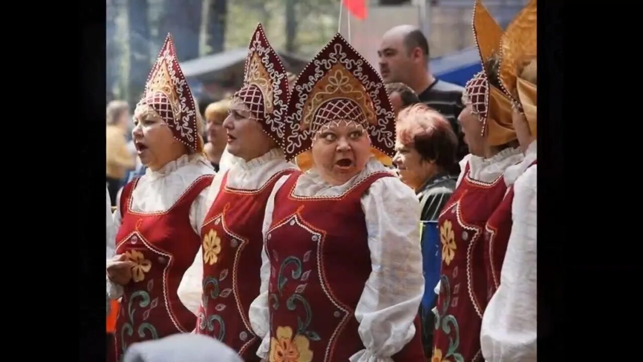 Кокошник смешной. Кокошник прикол. Русские картинки. Смешная тетка в кокошнике. Тетка в кокошнике