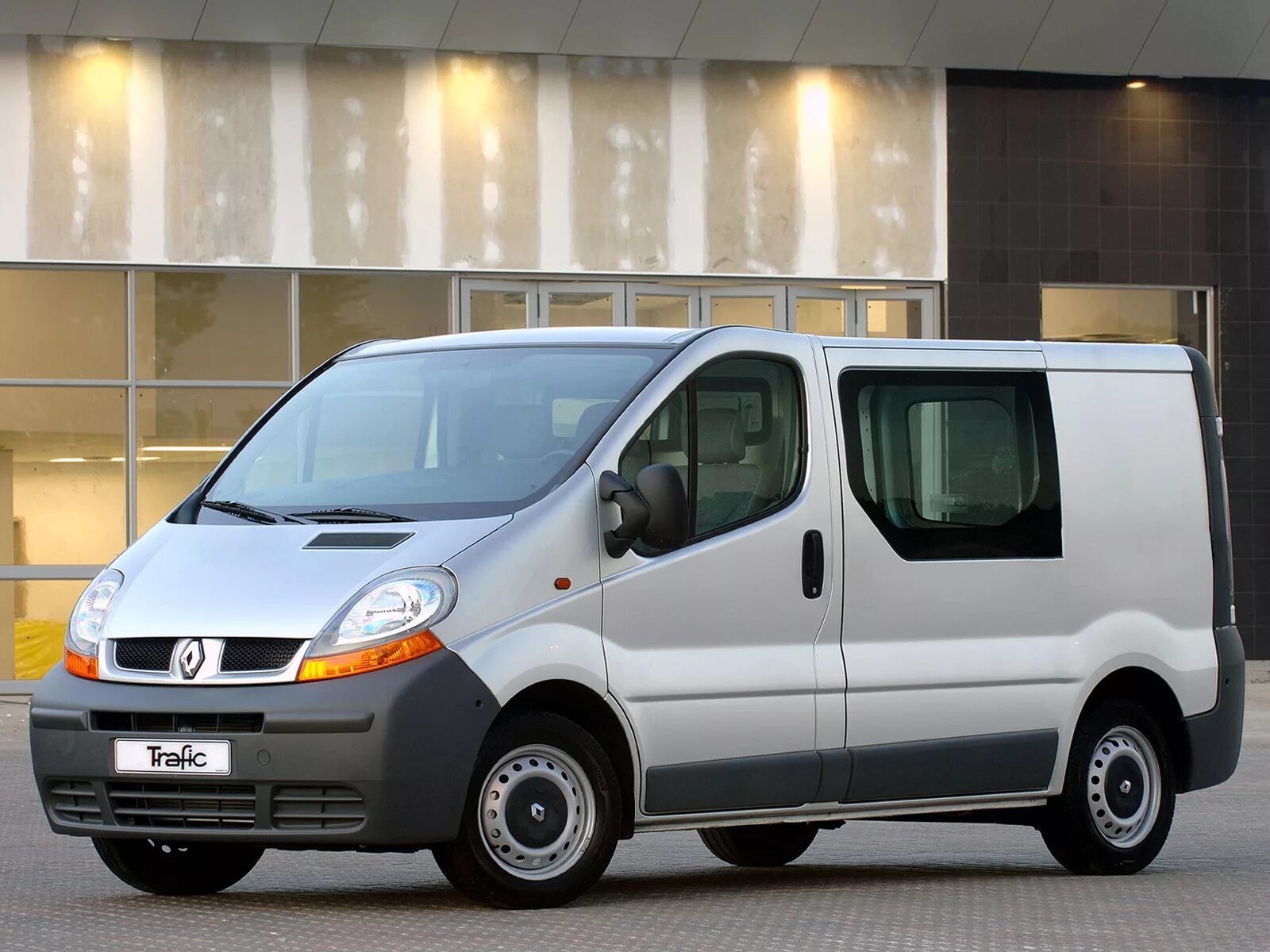 Рено трафик 2008. Renault Trafic 2 поколение. Renault Trafic II 2006. Renault Trafic II 2001.