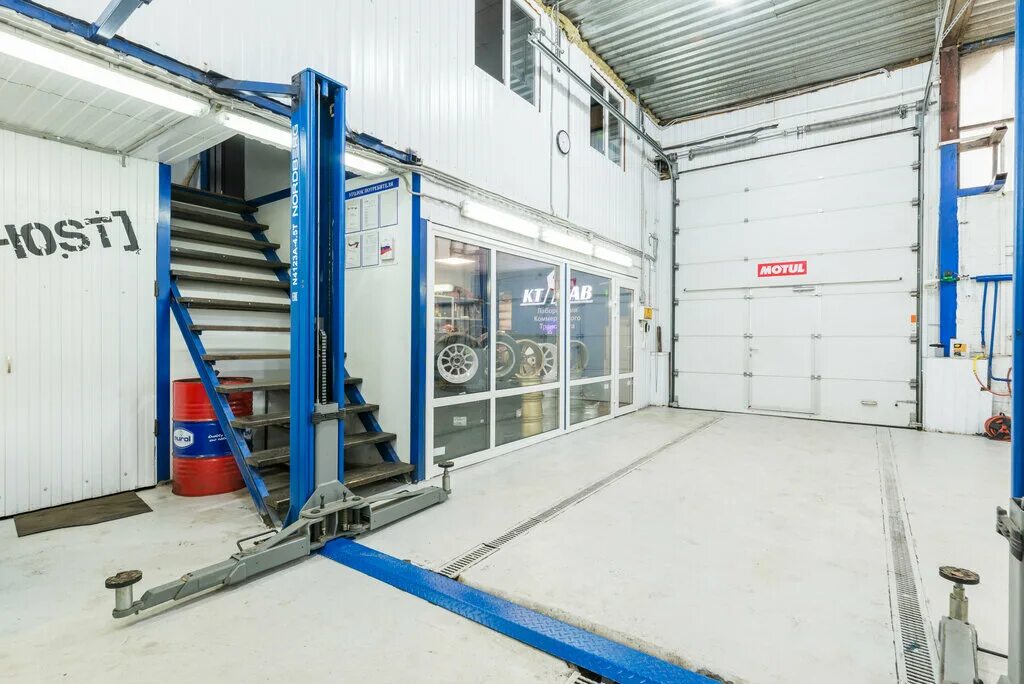 слесарный цех в автосервисе. автосервис автоклиника, москва. автосервис рядом. каширское шоссе, д. техцентр москва.