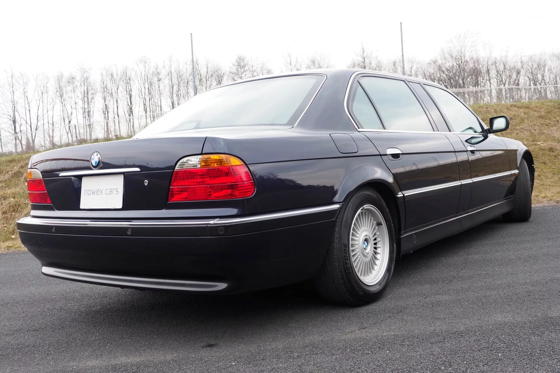 Бмв удлиненная. BMW e38 long l7. BMW 750 l7 e38. BMW 7 e38 long. БМВ 7 е38 Лонг.