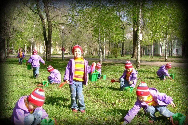 Весенние игры песня. Игрушки для прогулки в детском саду. Дети на прогулке в детском саду. Летняя прогулка в детском саду. Прогулка на свежем воздухе в детском саду.