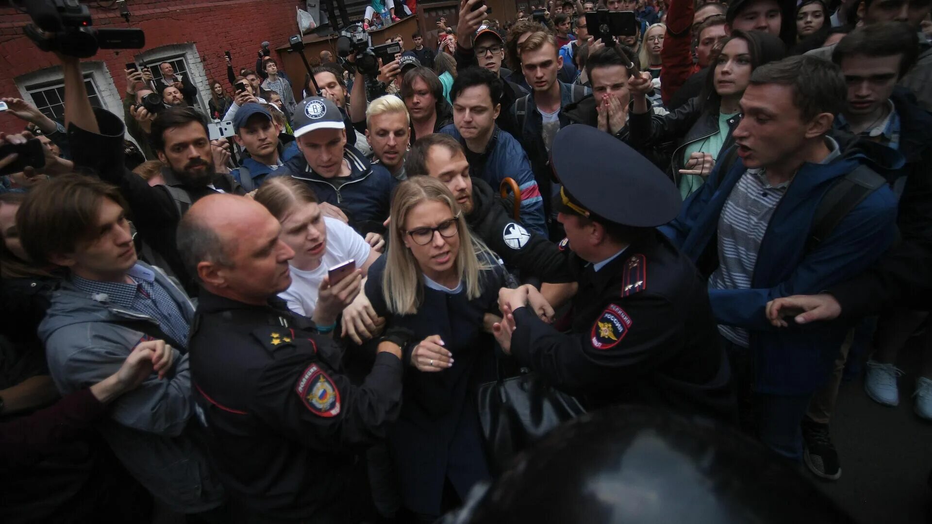 Любовь Соболь митинг. Соболь на митинге. Цветная революция в России 2011. Мосгордума любовь.