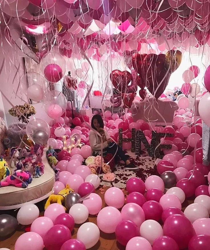 Воздушные шарики в комнате. Украшение шарами. Украсить комнату воздушными шарами. Украсить комнату шариками. Украшение комнаты шарами на день рождения.