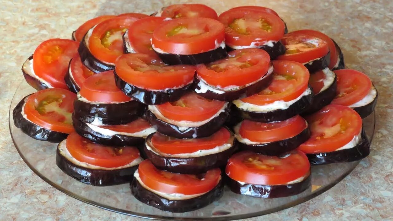 Баклажаны помидоры чеснок майонез жареные. Баклажаны кружочками с помидорами. Бутерброды из баклажанов. Бутерброды с баклажанами и помидорами. Жареные баклажаны с помидорами.