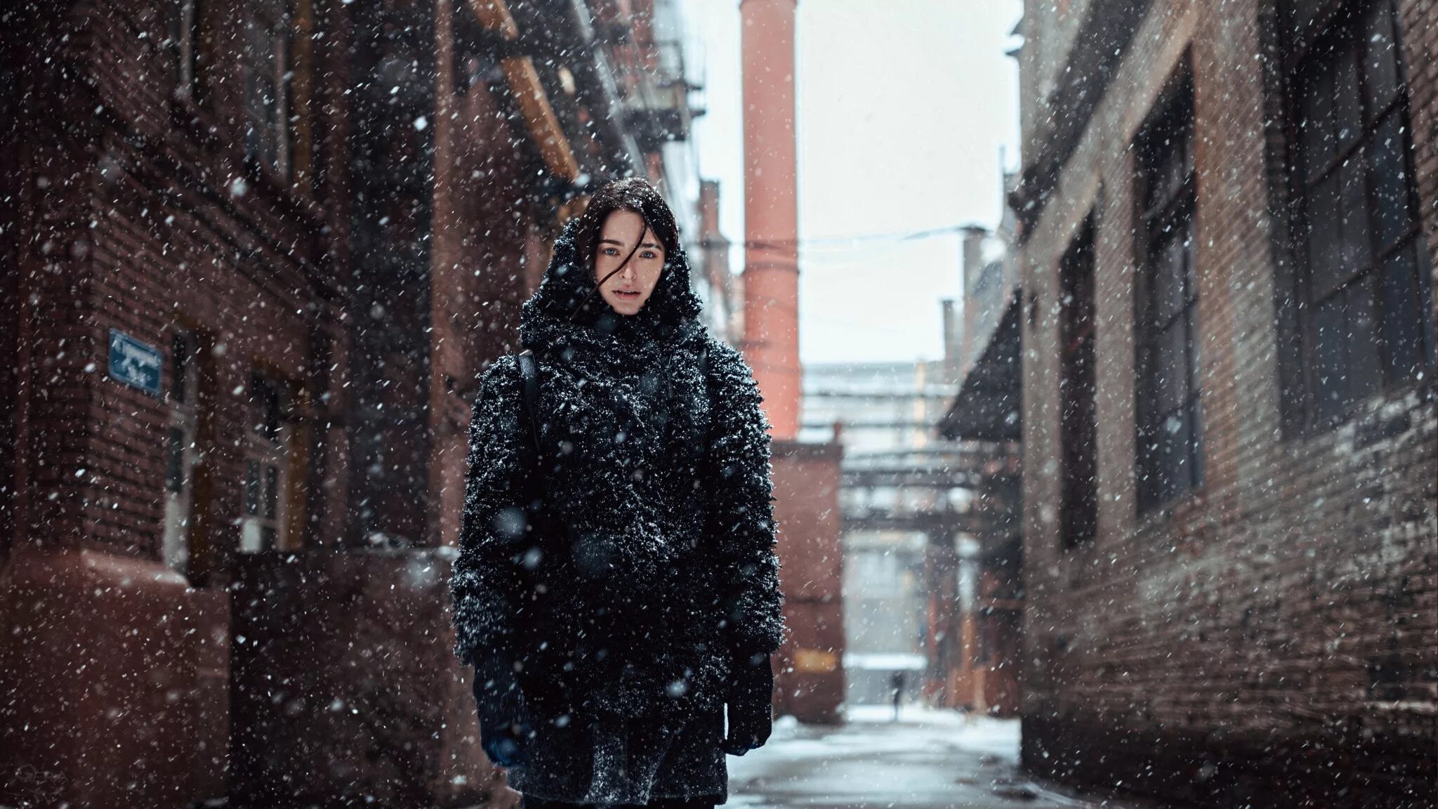 Девушка зимой в городе. Зимняя фотосессия в городе. Девушка в заснеженном городе. Фотосессия на фоне снега. Думаю ей холодно
