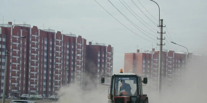 Пыли число. Уборка пыли на дорогах. пыль на улице. пыль на дороге в городе.