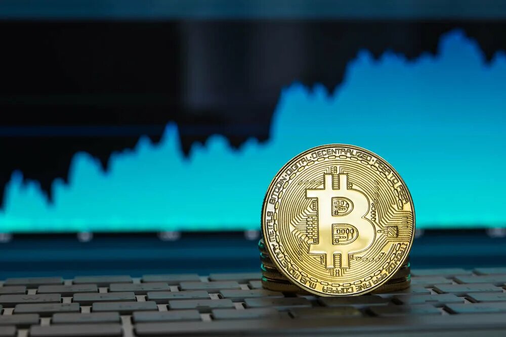 Биткоин начать. Биткоин. фальшивый биткоин. биткоин в небе. биткоин поднялся.