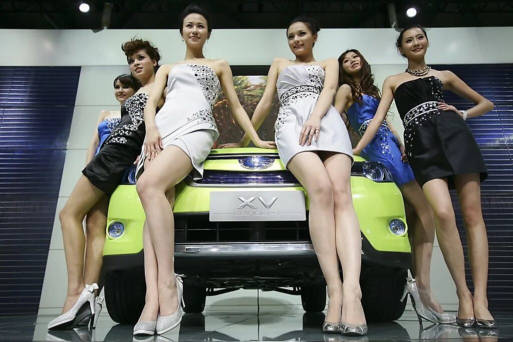 Сколько стоят девчонки. Девушки в автосалонах фото. Девушки Шанхайского автосалона. Автовыставка Шанхай. Автовыставки в Китае.