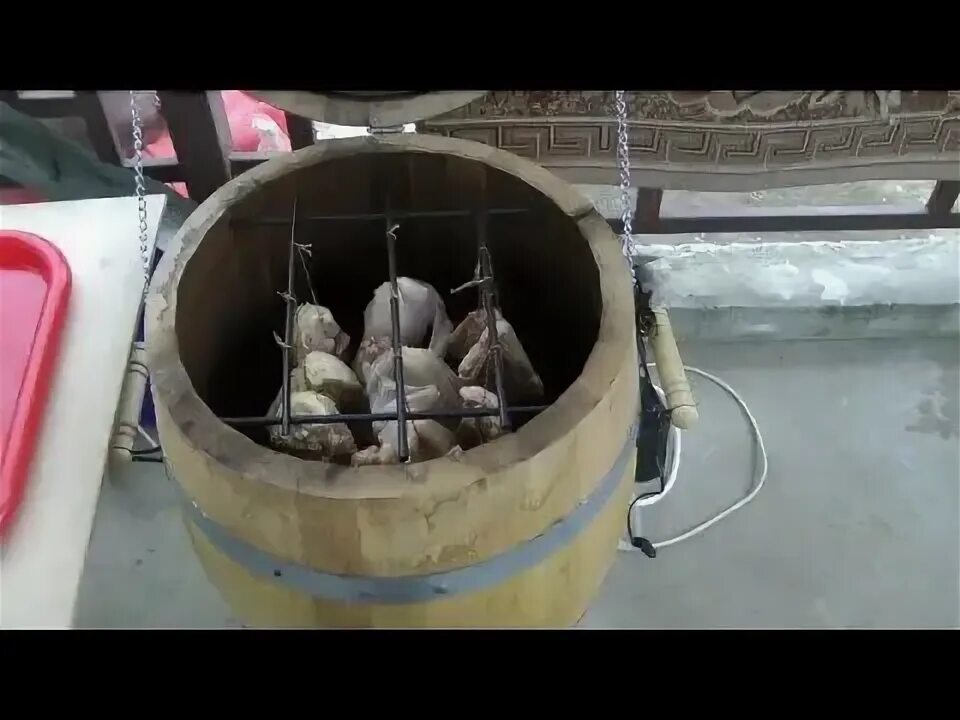 Копчение курицы в коптильне видео. Коптильня холодного копчения из бочки. копчение кур в бочке. копчение бройлера в коптильне. куры в бочке.