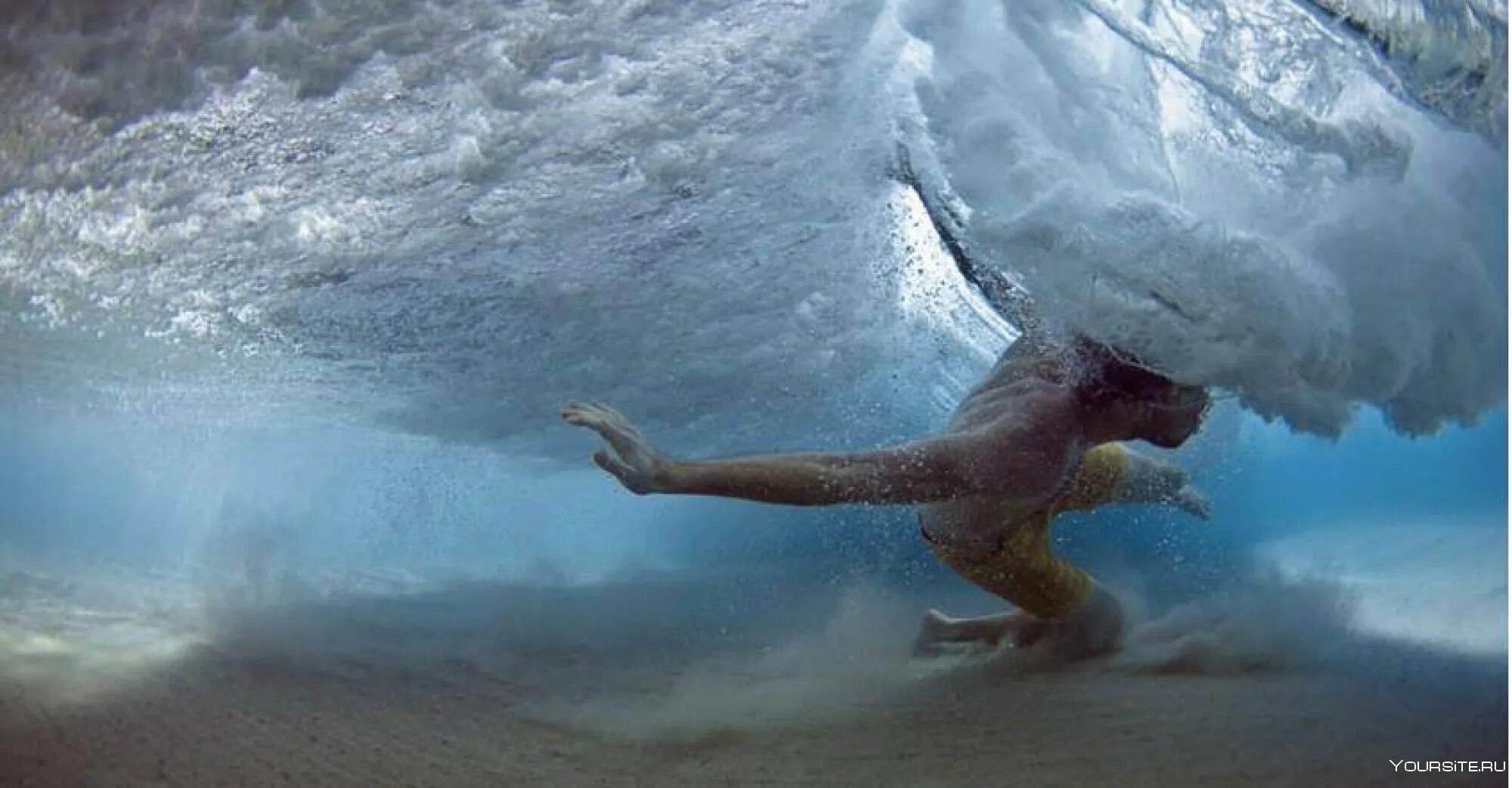 Силен вода. Человек в водовороте. Фотосессия под водой. Невероятные картинки. Человек под волной.