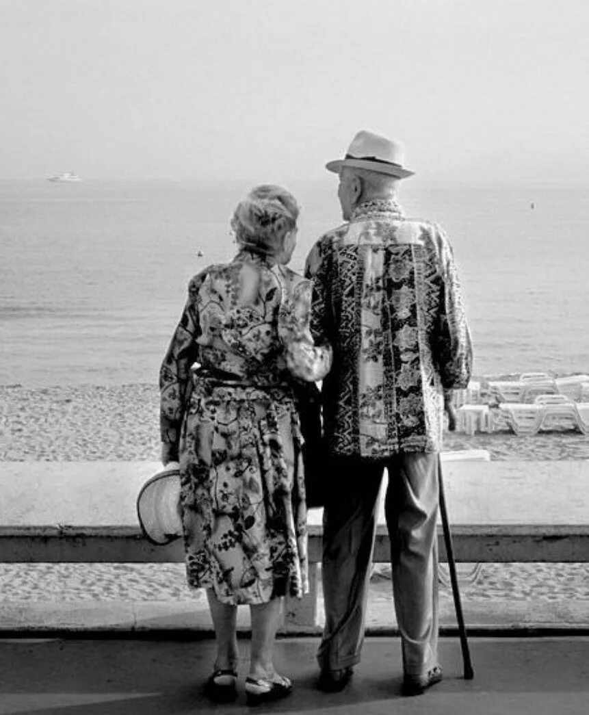Старая пара. Любовь в старости. Любовь до старости. Романтика в старости. Встреча старости