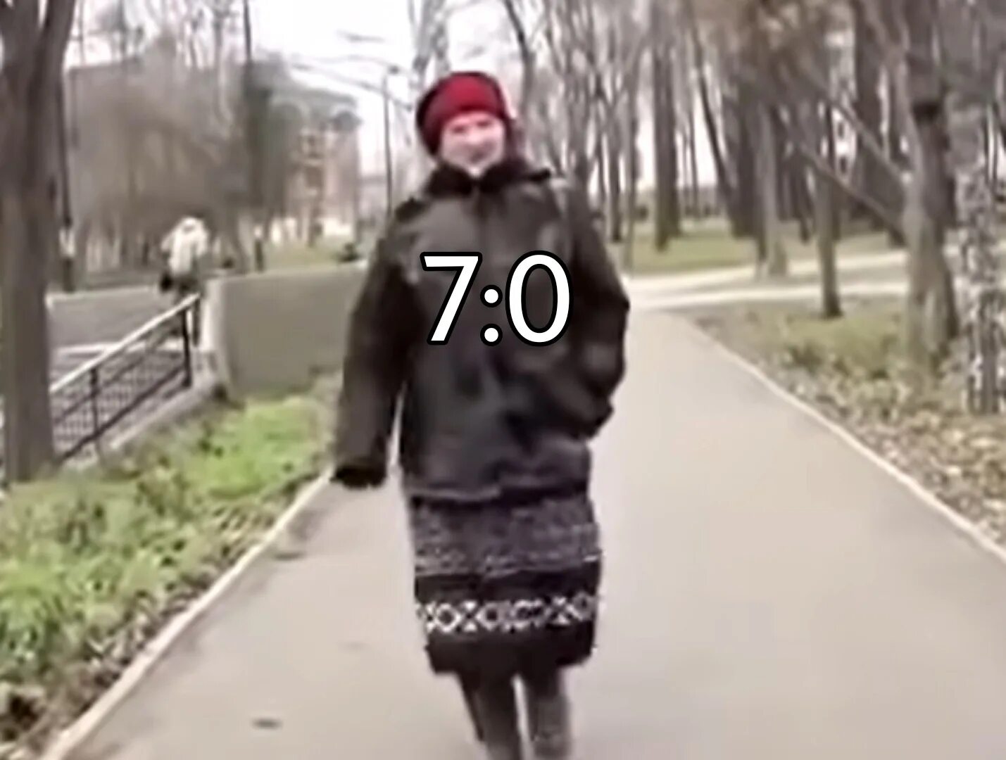 А я думала сова мем. А я думала сова. бабка а я думала сова. камера а я думала сова.