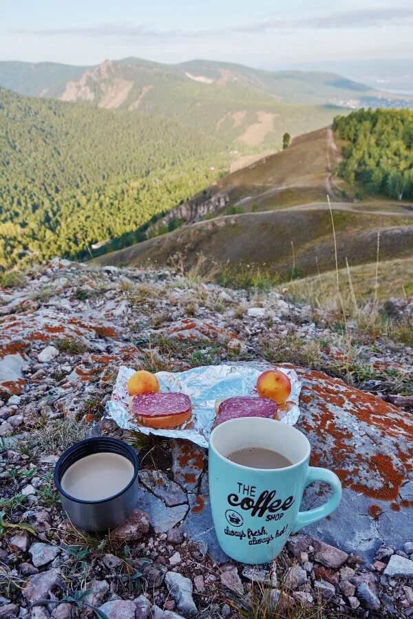 Доброеутро ру картинки весенние мужчине. Доброе утро горы. Чай на природе. Чашка кофе на природе. Доброе утро в горах с кофе.