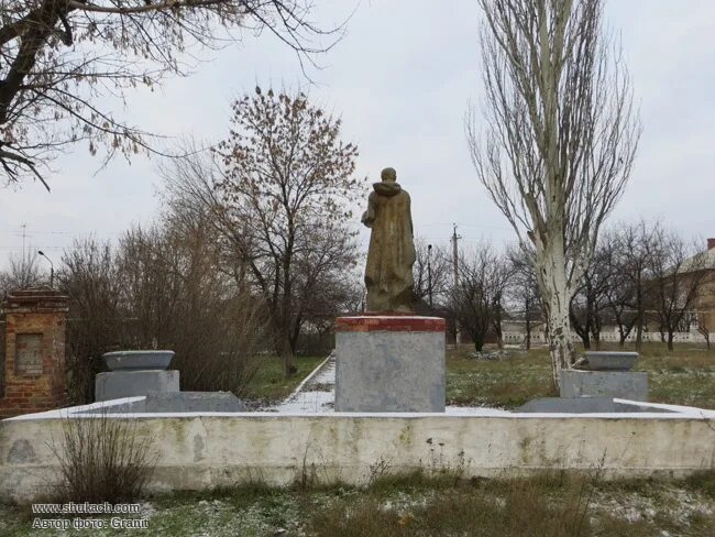 Погода п новгородское. Донецкая область Дзержинский район поселок Новгородское. Село Новгородское Донецкая область. Петровская гора Новгородское Донецкая область. Посёлок Новгородское Донецкой области кладбише.