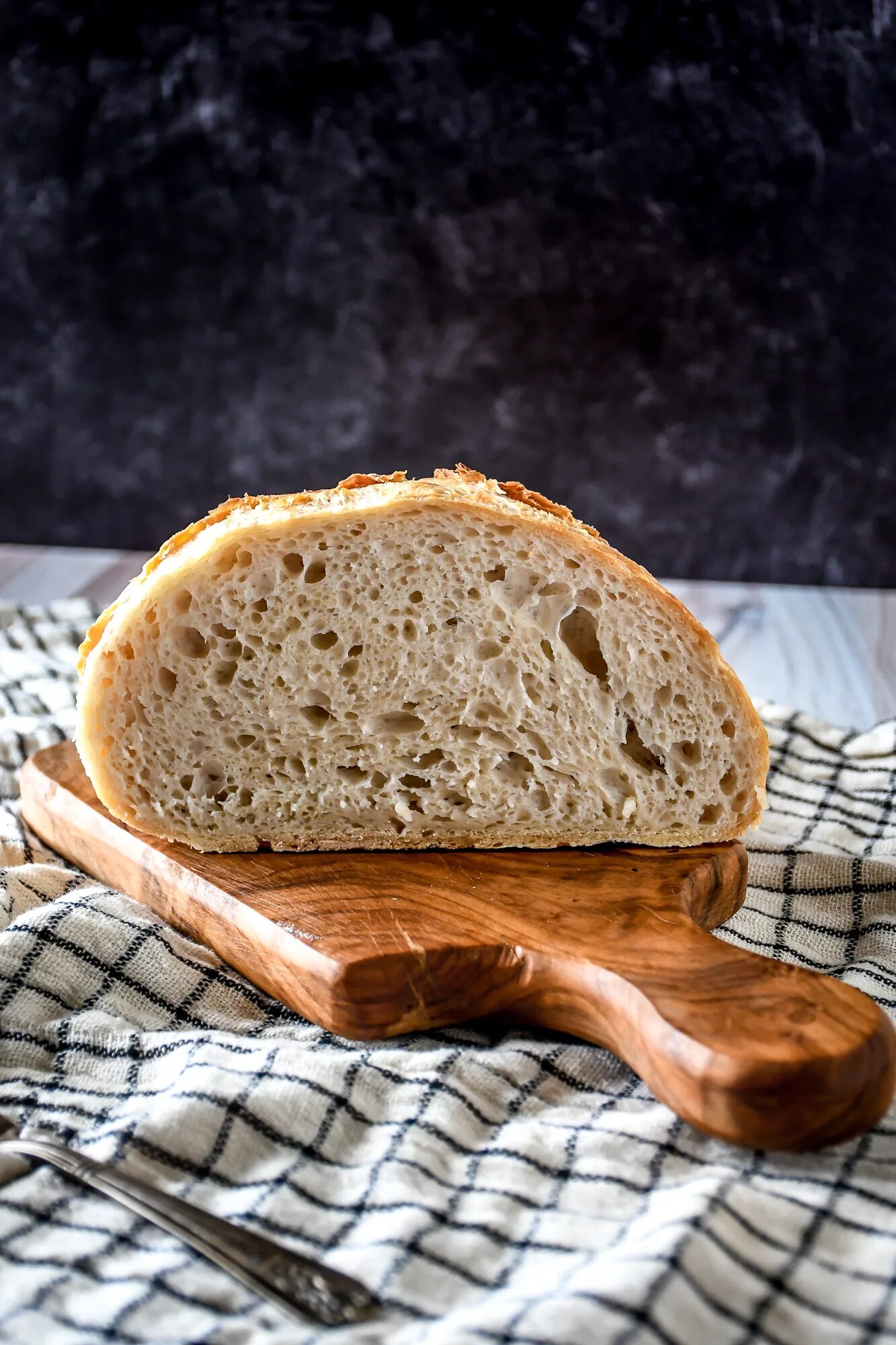 Как печь хлеб книги. Домашний хлеб. Серый хлеб. Хлеб дома. Хлеб в печи.