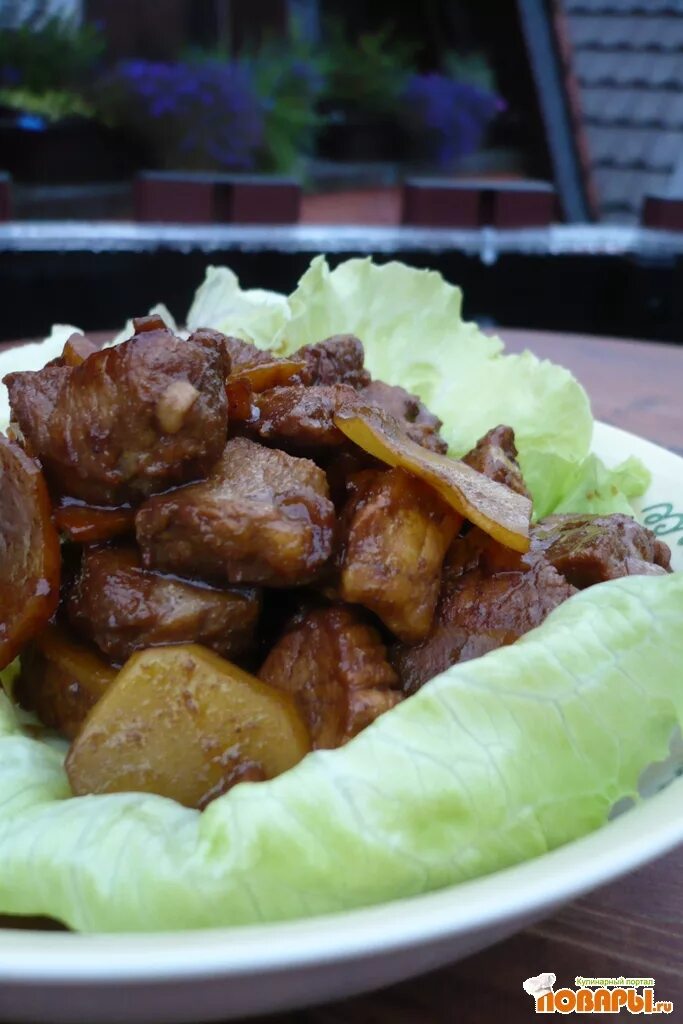 говяжий язык под соусом. язык говяжий по кавказски. вкусное блюдо из языка говяжьего. язык под сливочным соусом. язык по кавказски с грецким орехом.