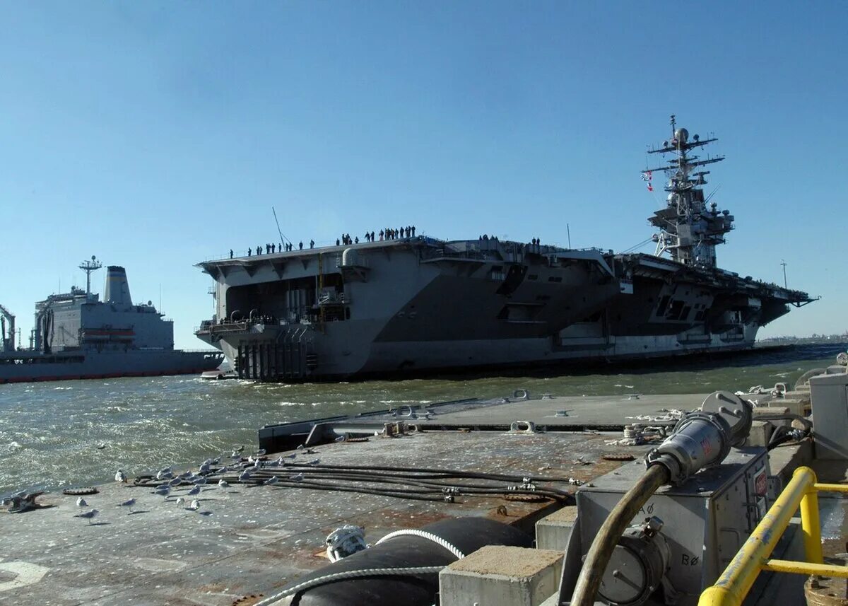 В городе бывшую военно морскую базу. USS Theodore Roosevelt CVN-71. Военно морская база США Норфолк. Норфолк база ВМФ США. CVN-71.