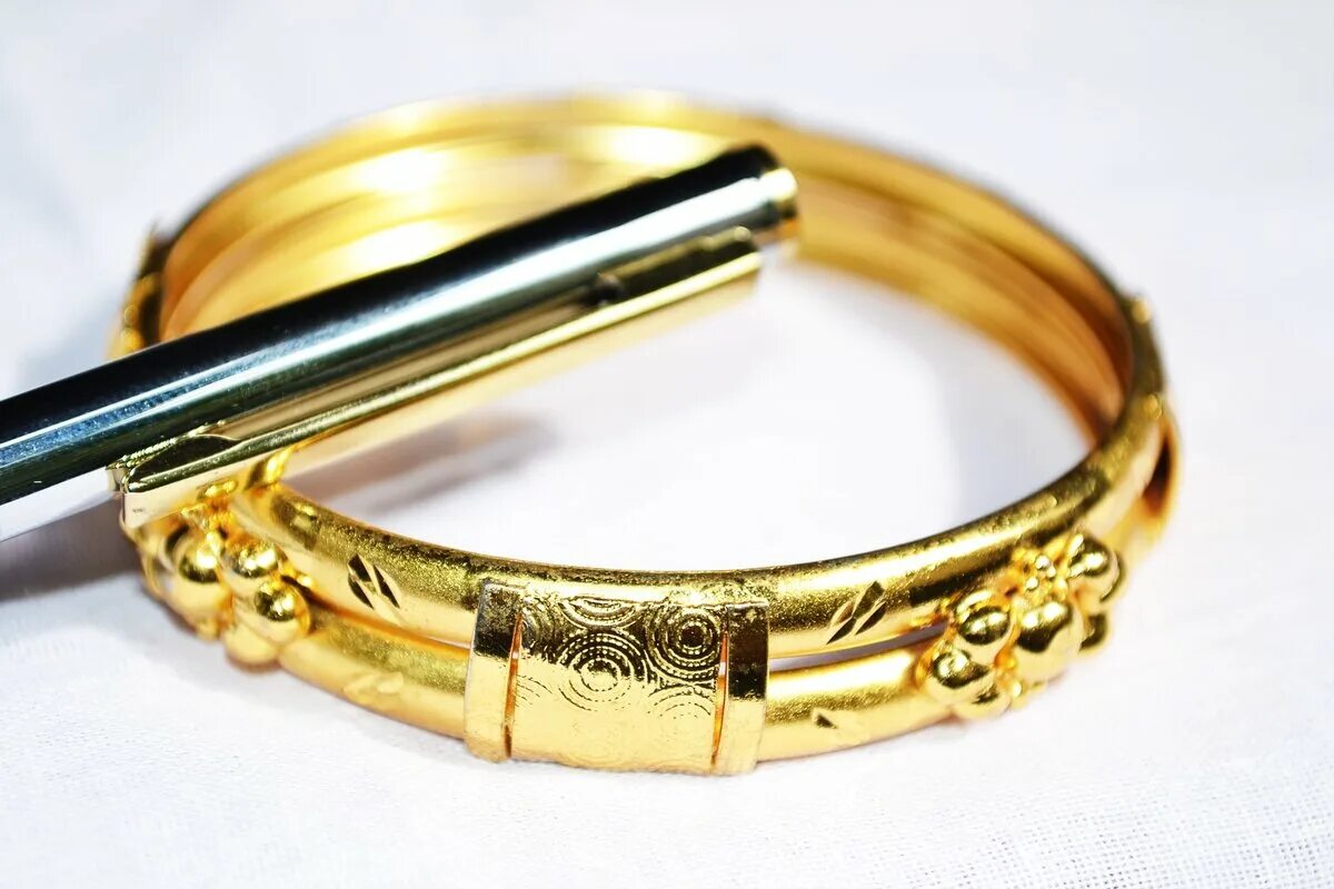Обручальные браслеты. Серебряные часы с золотыми кольцами. Мужские перстни Шри Ланка. Обручальные браслеты у кого были. Украсть золотые украшения
