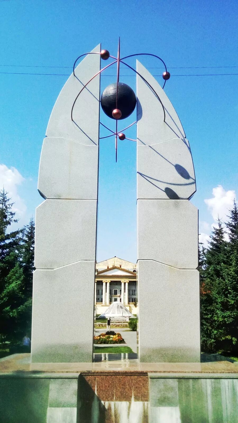 Атом новосибирск. Монумент покорителям атома новосибирск. Сквер покорителей атома в новосибирске. Монумент покорителям атома. Атом новосибирск.