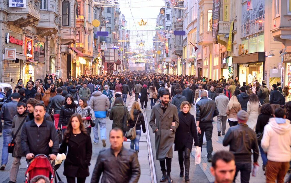 Люди живущие в стамбуле. Улица Истикляль в Стамбуле много людей. Стамбул люди. Стамбул фото люди. Люди на улицах Стамбула фото.