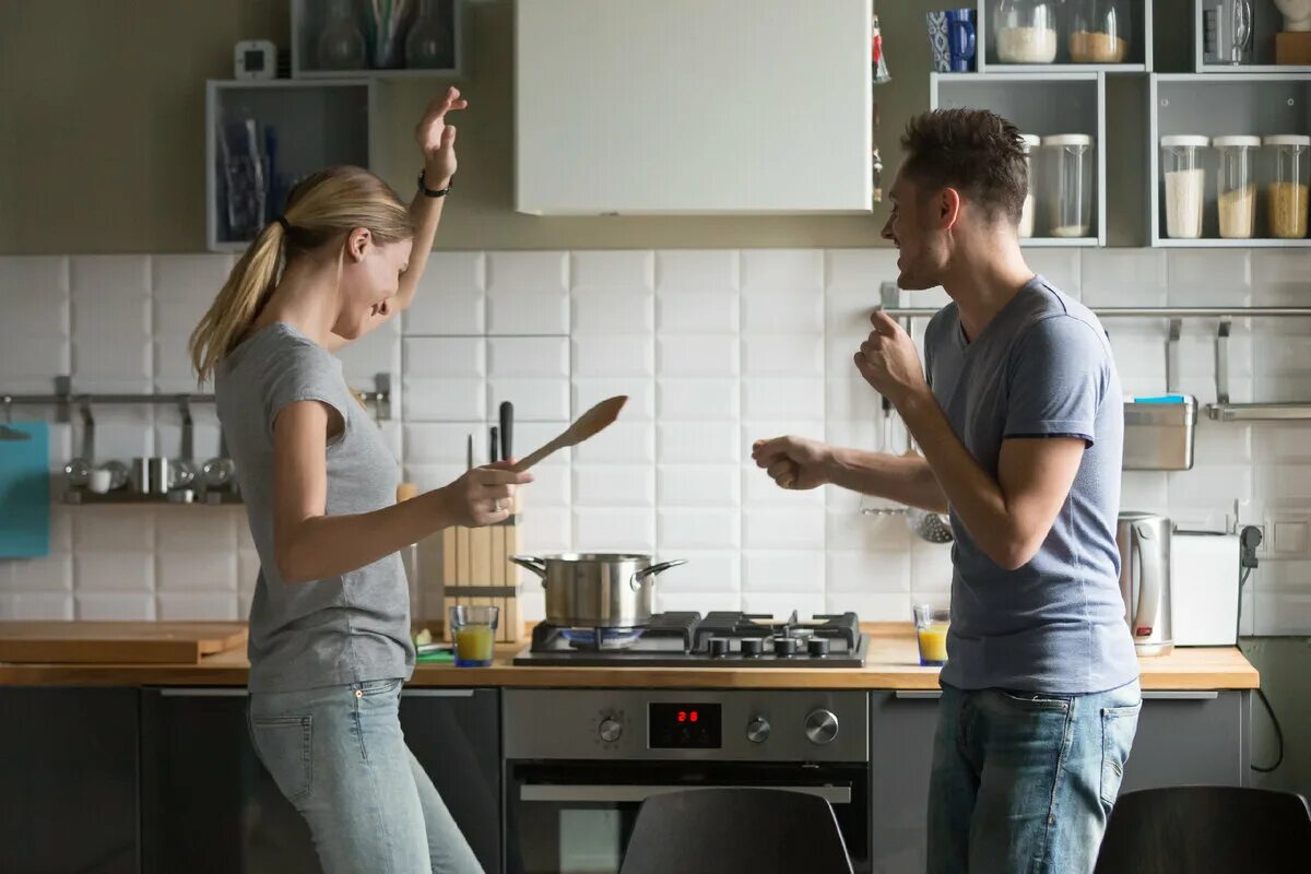 Мужчина на кухне. Повседневные дела. Dancing in the Kitchen. Кухни Кук. 2 мужа на кухне