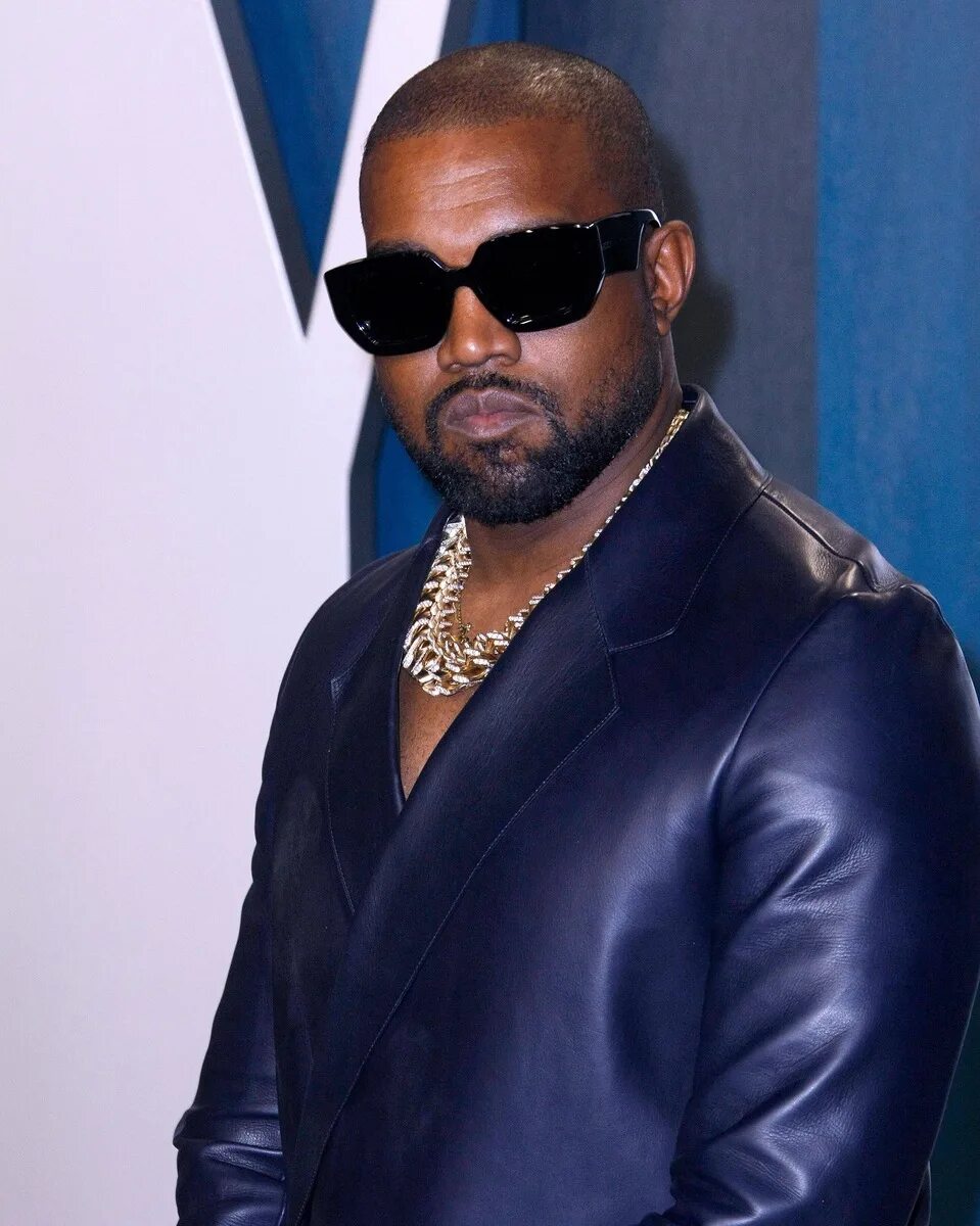 Kanye west черные псы. Канье вест грэмми 2005 года. Канье уэст рэпер. Канье уэст москва 8 июня. Канье уэст москва 8 июня.