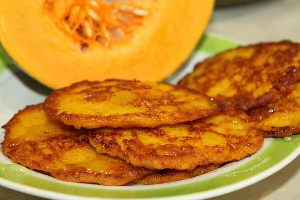 Рецепт из тыквы быстрый и вкусный. Тыквенные оладьи. тыквенные оладьи с творогом. кавын игерчи оладьи из тыквы. оладьи из тыквы самый вкусный и быстрый.